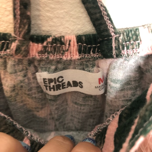 Epic Threads Palm Tassel Strappy Crop M - Picture 6 of 7